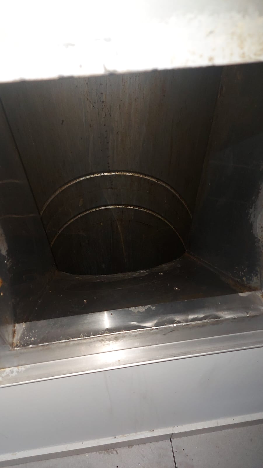 פתח לפני ניקוי שוט האשפה