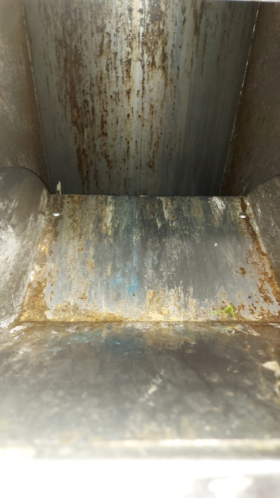 חדר אשפה לפני ניקוי